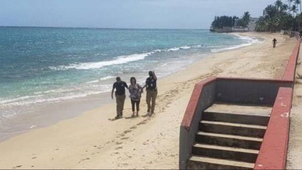  Agentes rescatan a mujer con problemas mentales en playa de San Juan 