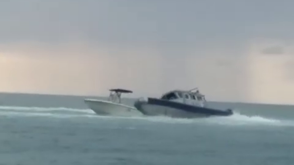  Video: Agentes de FURA logran detener una embarcaci&oacute;n que sigui&oacute; sola luego que El Capit&aacute;n cay&oacute; al mar 
