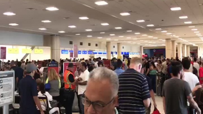 Video: Largas filas para salir de Puerto Rico