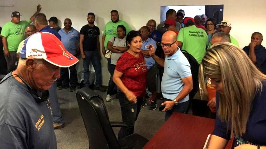 Empleados municipales de Santa Isabel reciben mil dÃ³lares de bono navideÃ±o