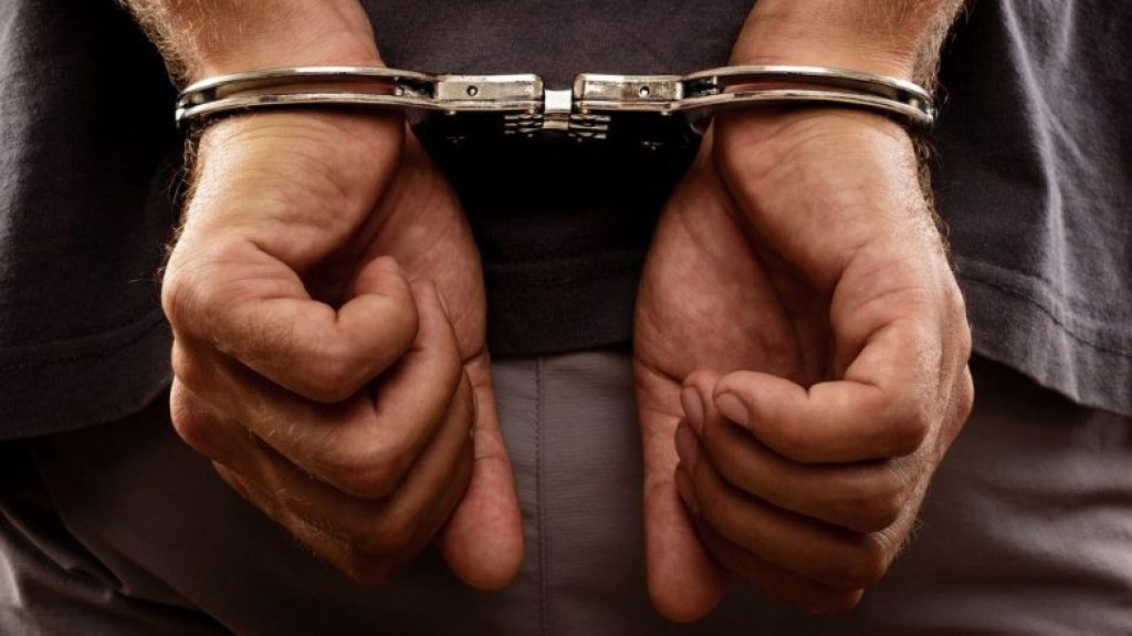  Arrestan a director ejecutivo de la Asociaci&oacute;n de Empleados de Edificios P&uacute;blicos por supuesta Ley 54 