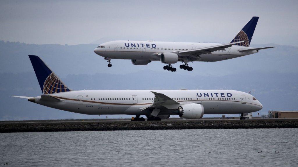  VIDEO: Pasajeros de un avi&oacute;n intentan reanimar a un hombre que perdi&oacute; el conocimiento en pleno vuelo 