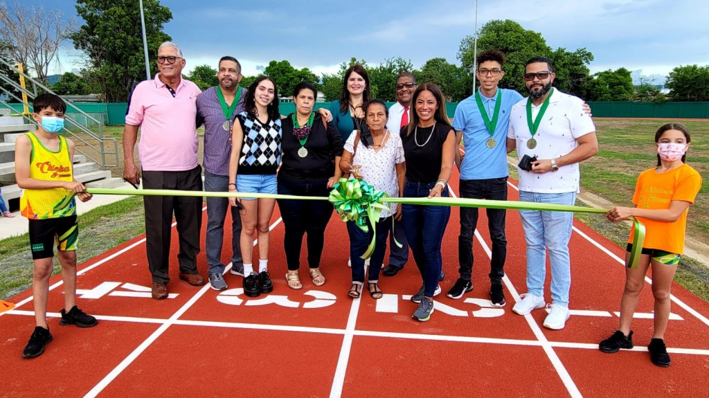  Salinas inaugura nueva pista atl&eacute;tica dedicada a los hermanos Cruz Qui&ntilde;ones 