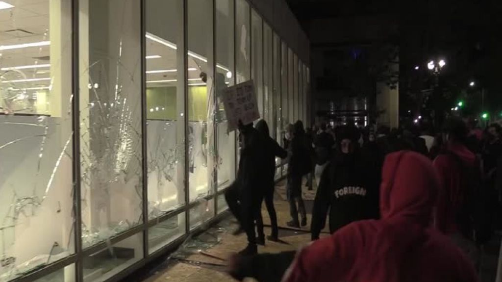  En video momento en que destrozan y saquean un Farmacia Walgreens durante protestas 