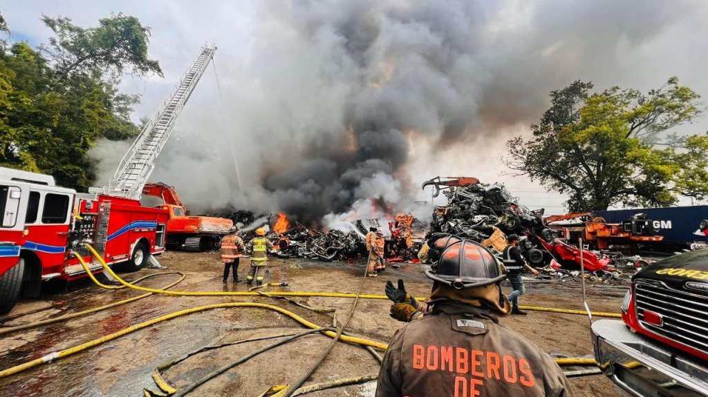  Video: Incendio en centro de reciclaje de metales en Carolina 