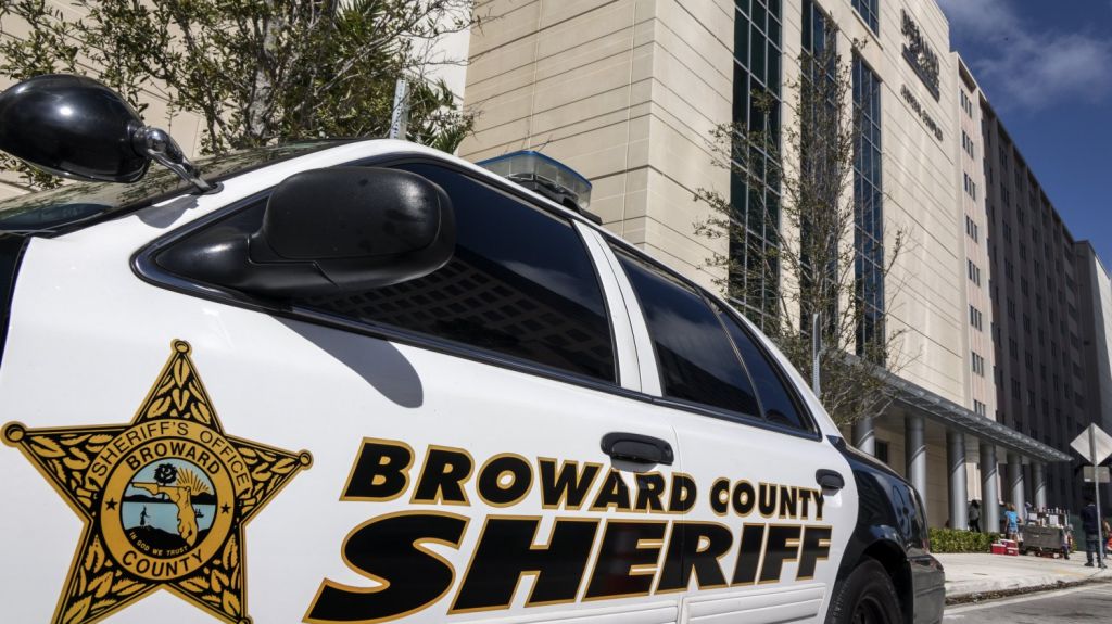  Polic&iacute;a de Florida eval&uacute;a uso de "lazo volador" para reducir a detenidos 