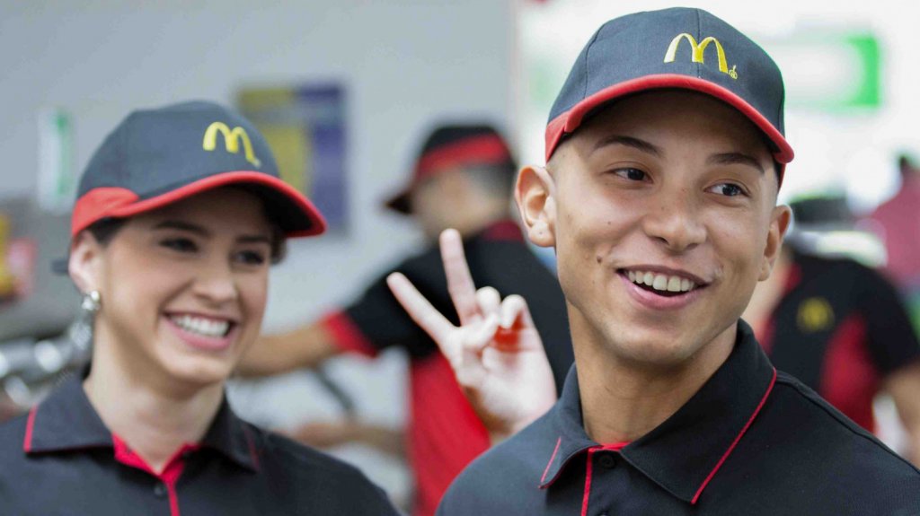  Franquicia aumenta salario a $8.25 a m&aacute;s de 3,800 empleados de sus 96 restaurantes de comida r&aacute;pida 