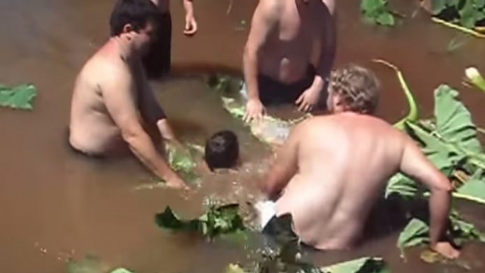 Video: Limpiaban una alcantarilla tapada, cuando de repente lo inesperado