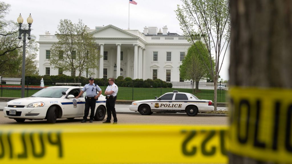  Una persona presuntamente se dispara frente a la Casa Blanca 
