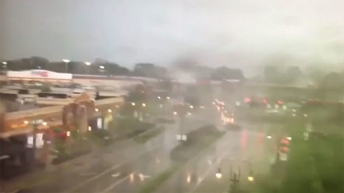 Video: Un tornado atraviesa una localidad de EE.UU. volcando vehÃ­culos