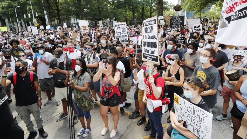  Video: Dimite la jefa de la Polic&iacute;a de Atlanta al morir otro joven negro por tiros de un agente 