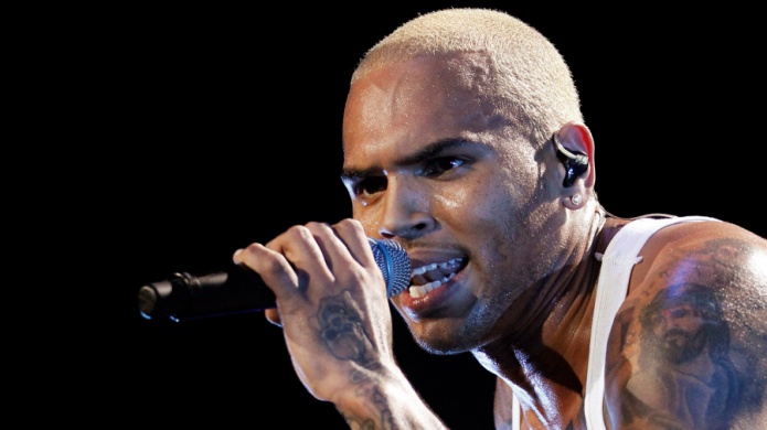 El rapero estadounidense Chris Brown afirma que el Ã©bola es una "vÃ­a para controlar la poblaciÃ³n"