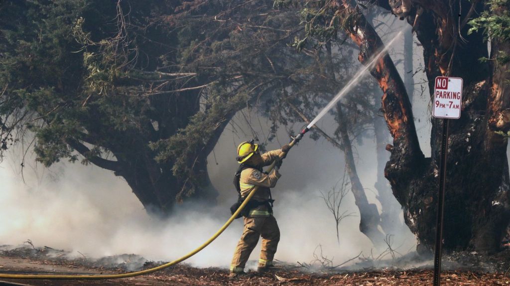 California combate poderosos incendios avivados por vientos huracanados