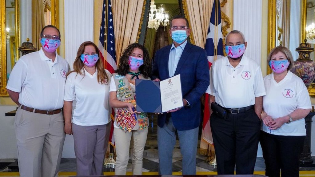  Gobernador firma proyecto para concienciar sobre el c&aacute;ncer de mama en los hombres 