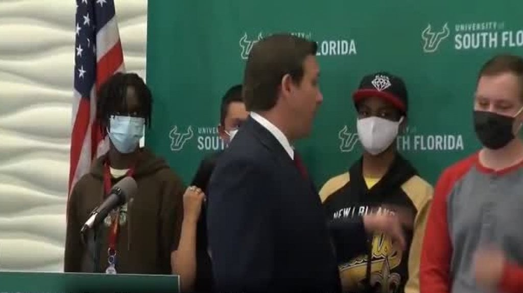  Video: Momento en que gobernador de Florida rega&ntilde;a estudiantes por llevar mascarillas 