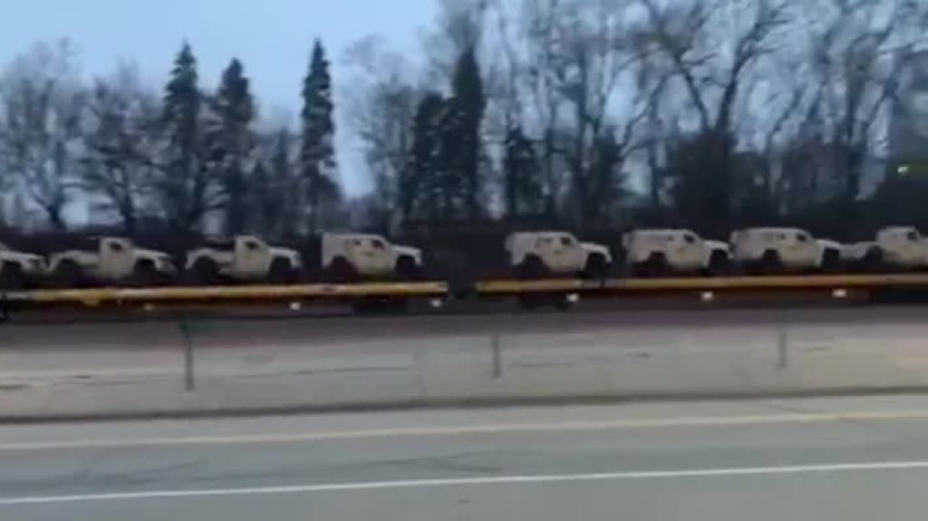  Captan en video movimiento de veh&iacute;culos militaresante emergencia por Covid-19 en Estados Unidos 