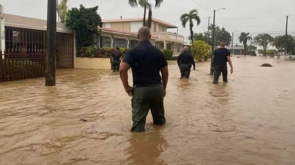  Video: Agentes de arrestos especiales rescatan a un hombre junto al jefe mayor de la polic&iacute;a 