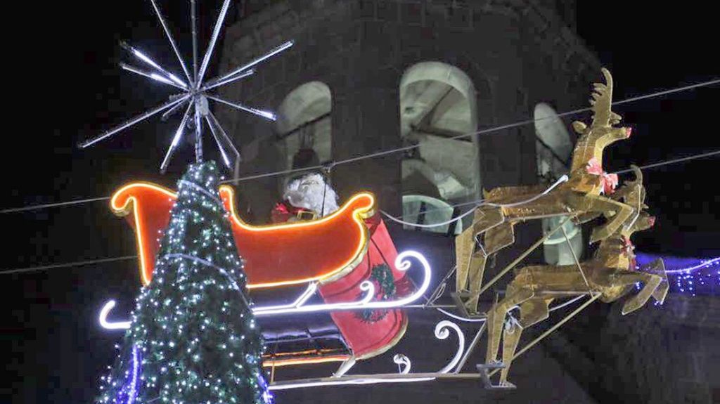  VIDEO: Pap&aacute; Noel visita M&eacute;xico y su trineo se estrella contra un edificio 