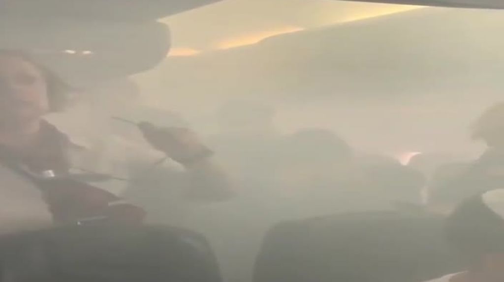  Video: Momento en que Un avi&oacute;n de British Airways se llen&oacute; de humo con pasajeros abordo 