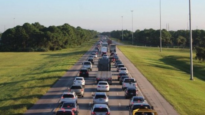  Caos en autopistas de Florida por residentes que huyen de Irma 