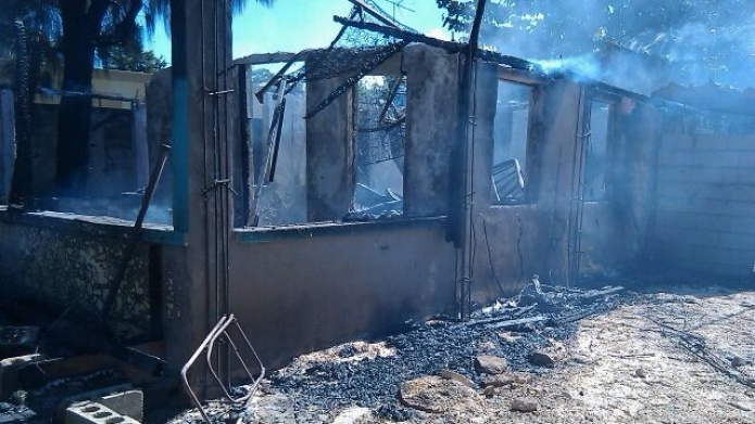 Familia en Isabela pierde su vivienda en Fuego