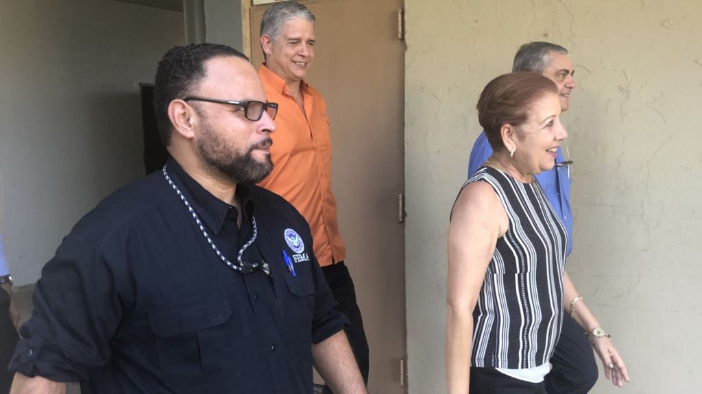 FEMA examina escuela cedida al municipio de Lo&iacute;za que funcionar&aacute; como refugio y centro de servicios. 
