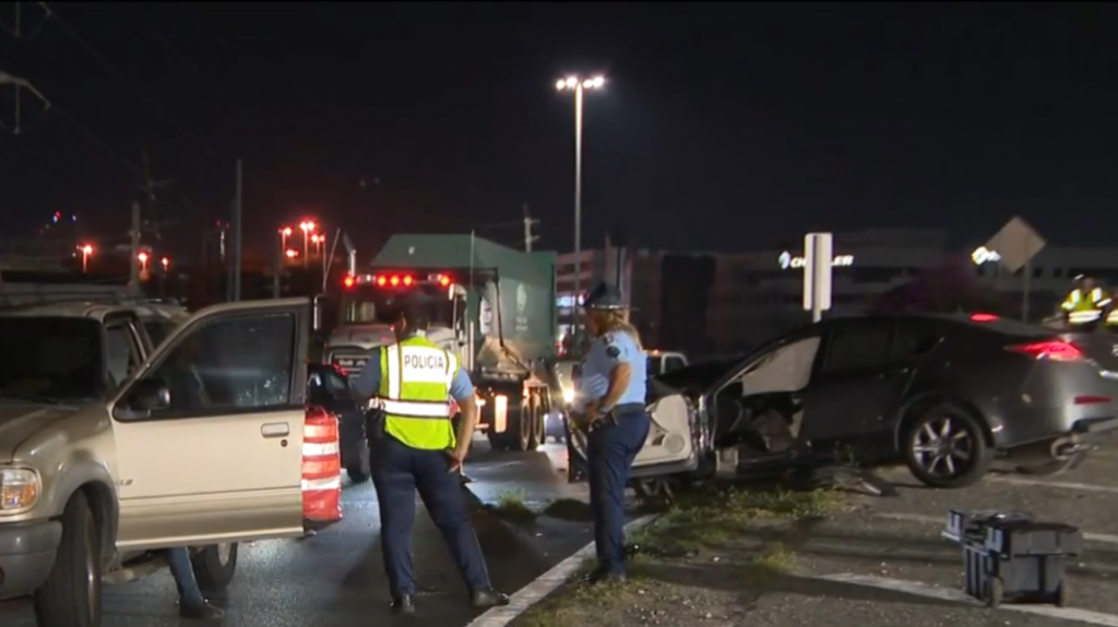  Video: Grave conductor al impactar un cami&oacute;n que trabajaba en expreso 22 de Bayam&oacute;n a San Juan 