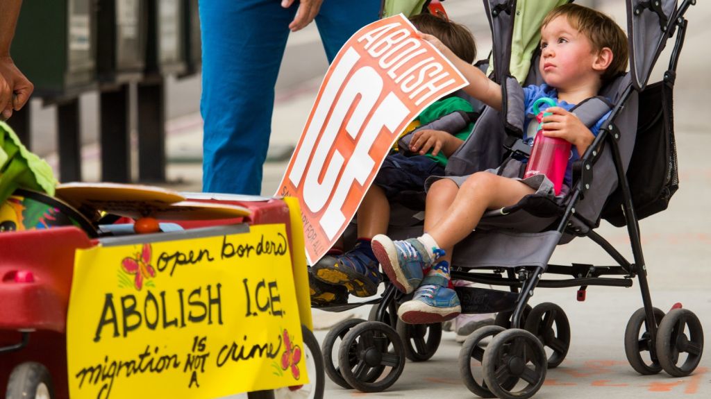  Sabraw asegura que localizar&aacute;n a padres deportados y separados de sus hijos 