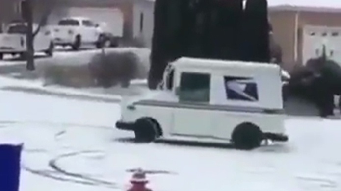 Video: Entonces el cartero decidiÃ³ hacer el "Burnout" en la guagua del trabajo