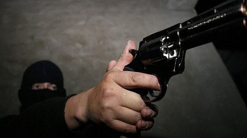  Hombre despoja de dinero a mujer al entrar a residencia de Comunidad Cristiana en Juana D&iacute;az 