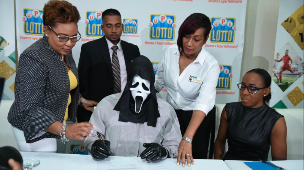  Gan&oacute; 158 millones en la loter&iacute;a y lleg&oacute; disfrazado a recoger el cheque 