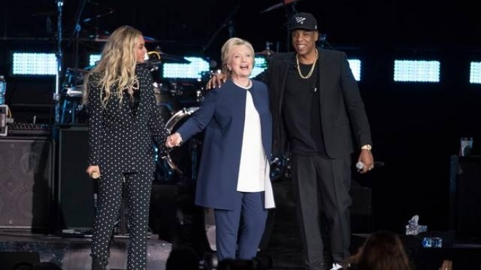 Trump dice que se basta solo, Clinton aparece con BeyoncÃ©