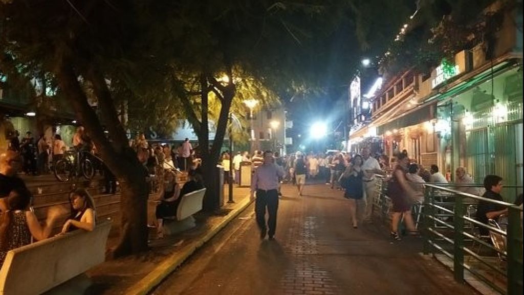  A punta de pistola asaltan dos mujeres que jangueaban anoche en la Placita de Santurce 