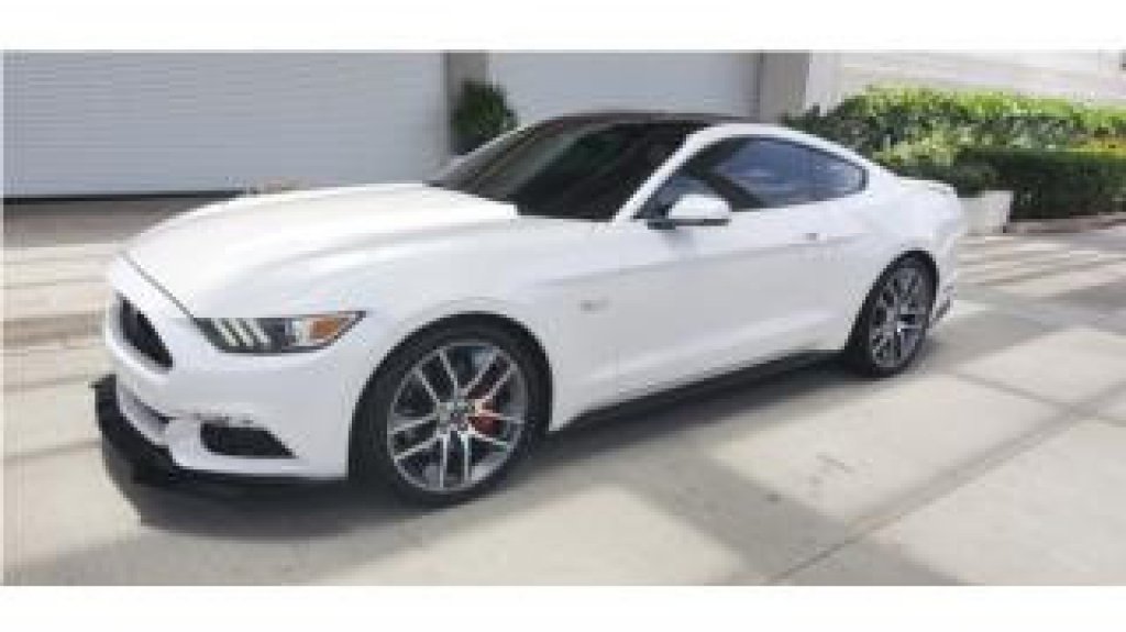  Hombre se topa polic&iacute;as y les confiesa que hurt&oacute; un Ford Mustang 