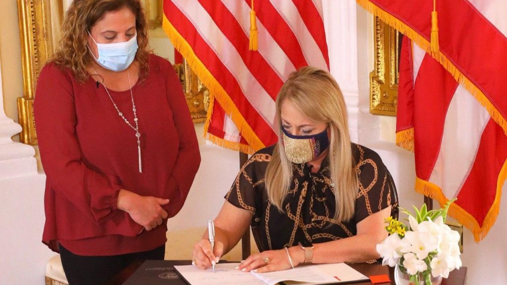  Gobernadora convierte en ley medidas que benefician a mujeres v&iacute;ctimas de delito y de violencia dom&eacute;stica 