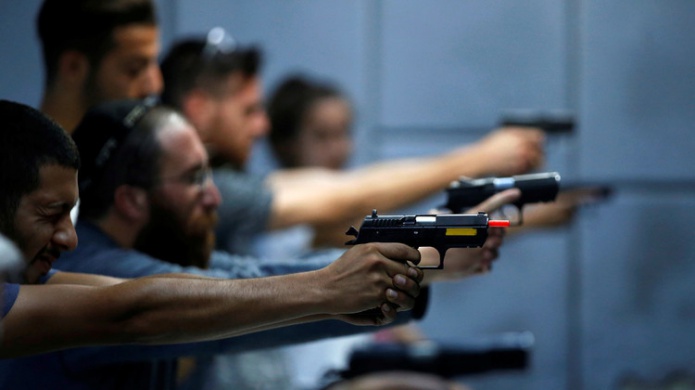 Video: AsÃ­ funciona el arma inteligente que se activa con un chip implantado en la mano