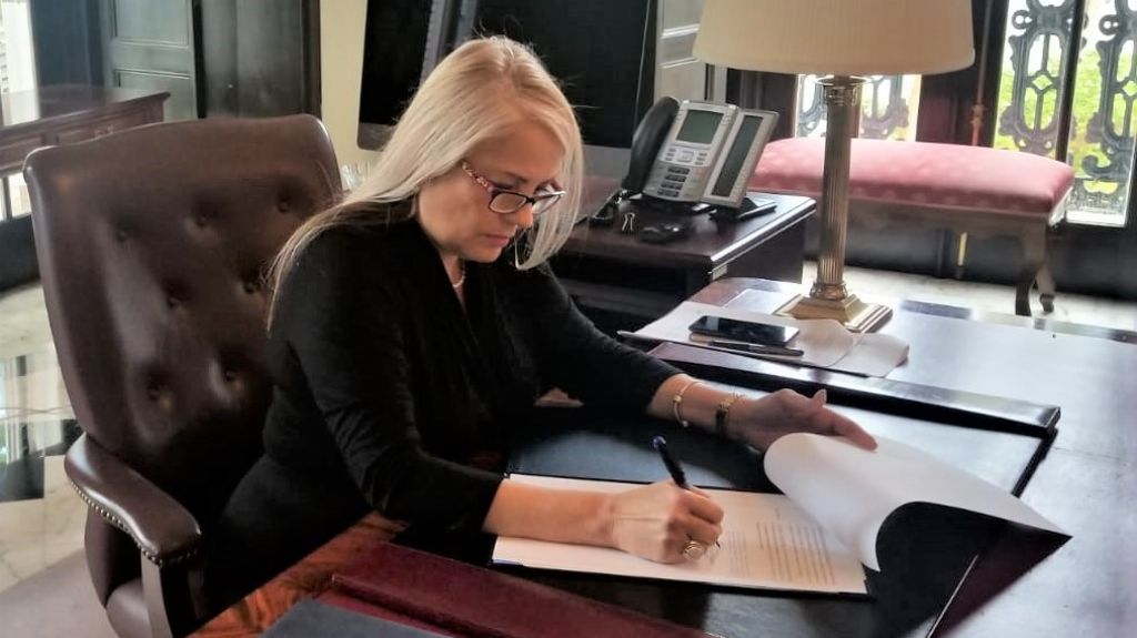  Gobernadora convierte en ley el Registro de Inmunizaci&oacute;n de la isla 