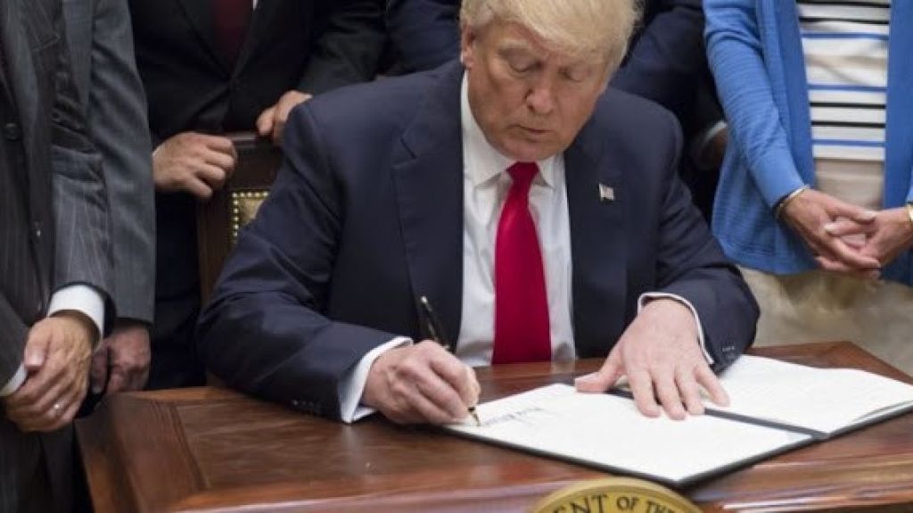  Presidente Trump firma hist&oacute;rico paquete de est&iacute;mulo econ&oacute;mico por el covid-19 