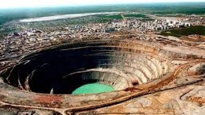 Video: Rescatados casi todos los trabajadores atrapados en una mina de diamantes en Siberia