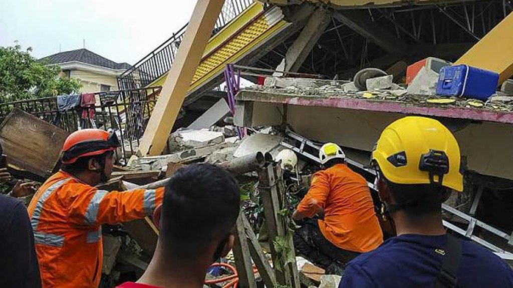  Al menos 42 muertos y 637 heridos en el se&iacute;smo de la isla indonesia de C&eacute;lebes 