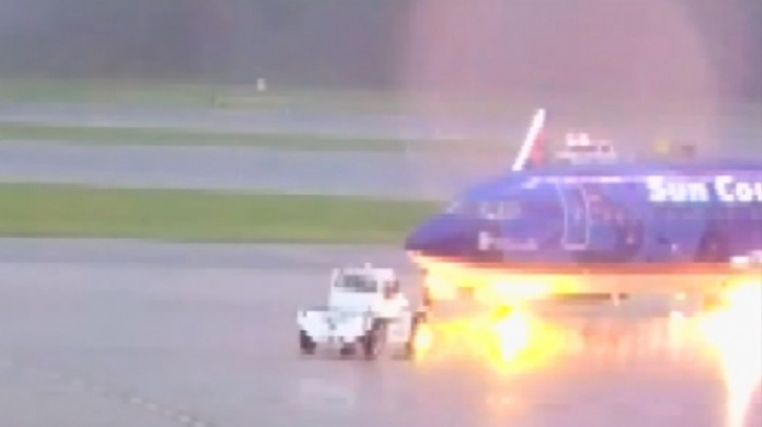 Video: Rayo cae sobre aviÃ³n y quema a trabajador en Florida