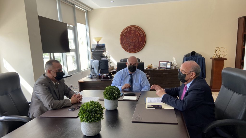  Comisionado de la Polic&iacute;a sostiene reuni&oacute;n con delegaci&oacute;n del PNP en la C&aacute;mara para discutir situaci&oacute;n en la agencia de seguridad 