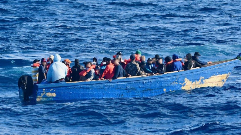  La Guardia Costera busca posibles migrantes, luego del rescate de 10 haitianos de un barco discapacitado cerca de la isla de Mona 