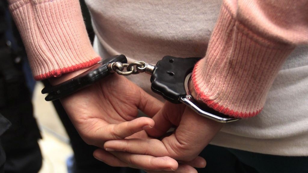  Arrestan a una mujer por tratar de introducir contrabando a la Instituci&oacute;n Correccional 384 en Sabana Hoyos 