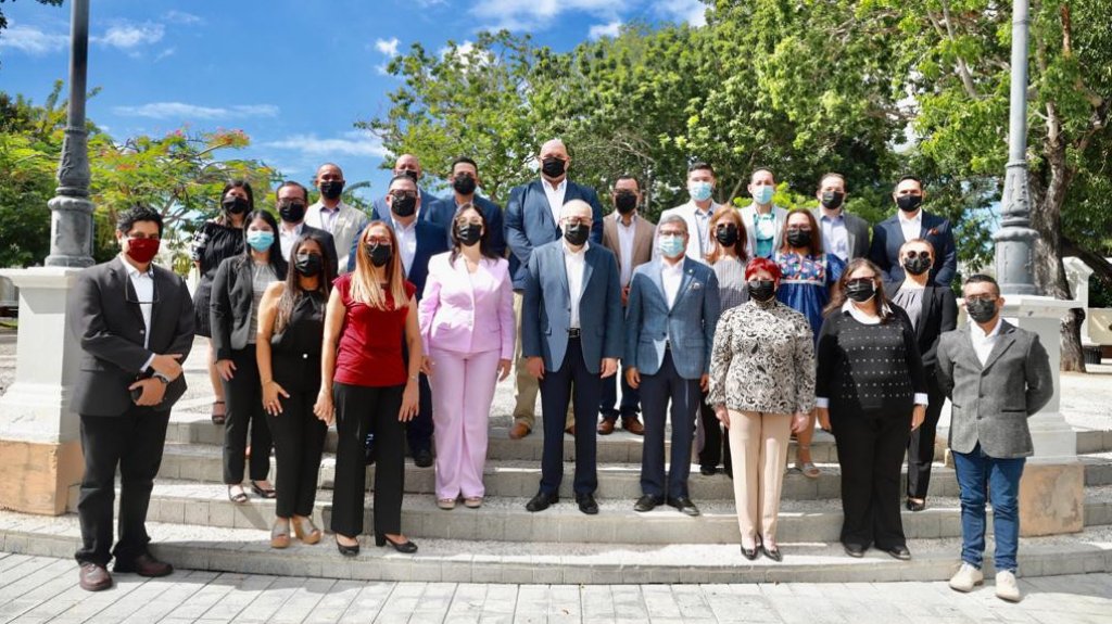  Alcalde electo de Poncepresenta alosintegrantesde suGabinete Municipal 