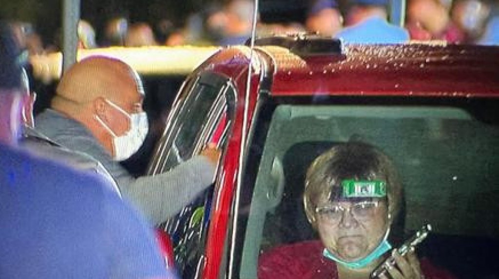  Video: Sale esposada la &ldquo;Do&ntilde;a&rdquo; que no quiso dar informaci&oacute;n en el aeropuerto y se atrinchero hoy en un auto en Caguas 