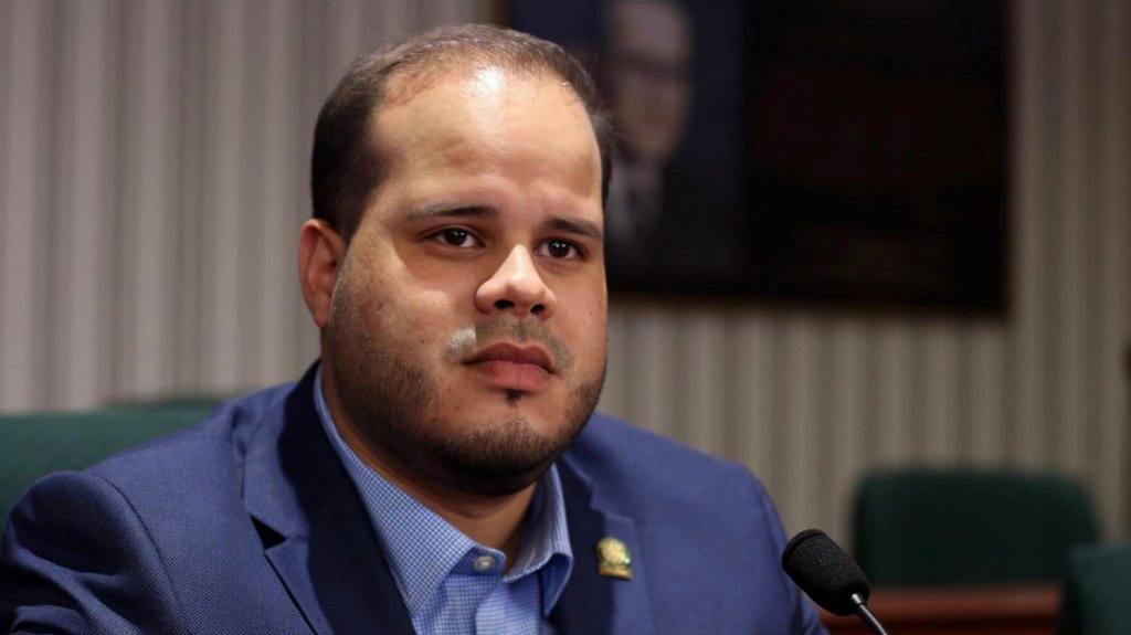  Representantes del PPD aplauden aprobaci&oacute;n de proyecto que sube el salario de los meseros 