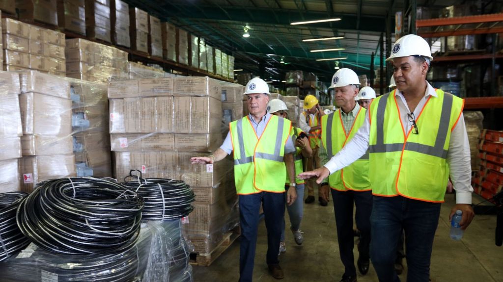  Inspeccionan almac&eacute;n de la AEE para constatar disponibilidad de materiales 