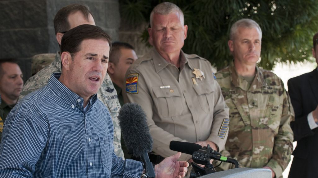  Aumenta presencia de publico en calles y negocios en ciudades fronterizas de Arizona 