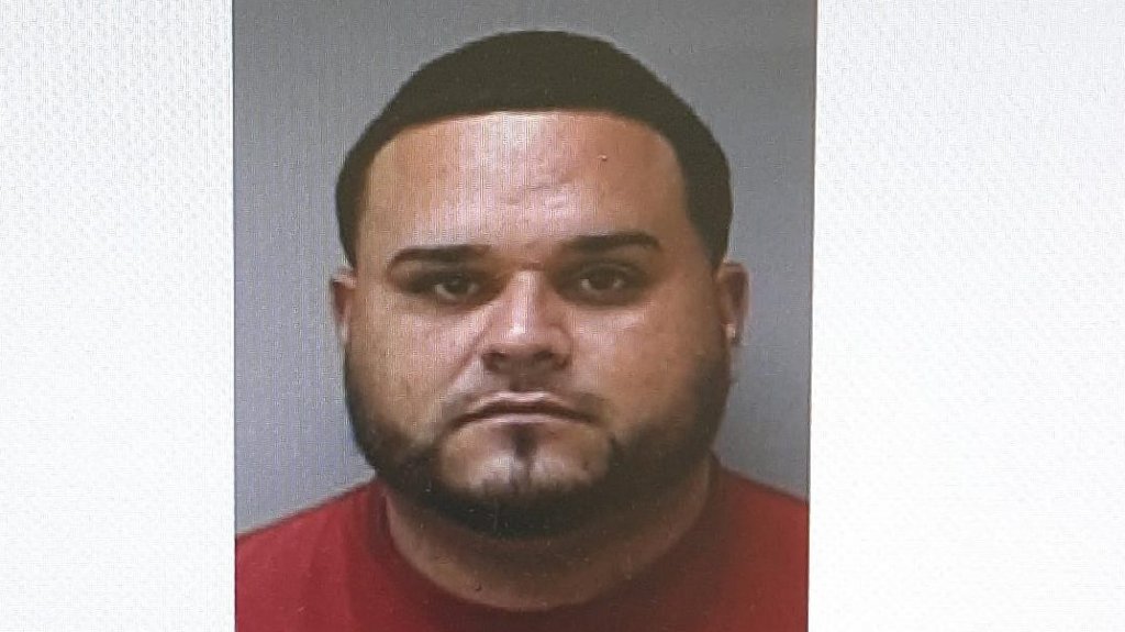  Procesan a ebanista que pidi&oacute; dep&oacute;sito de 2,200 d&oacute;lares para hacer gabinetes de cocina y nunca realiz&oacute; el trabajo, fraude por el que era buscado en varios municipios 